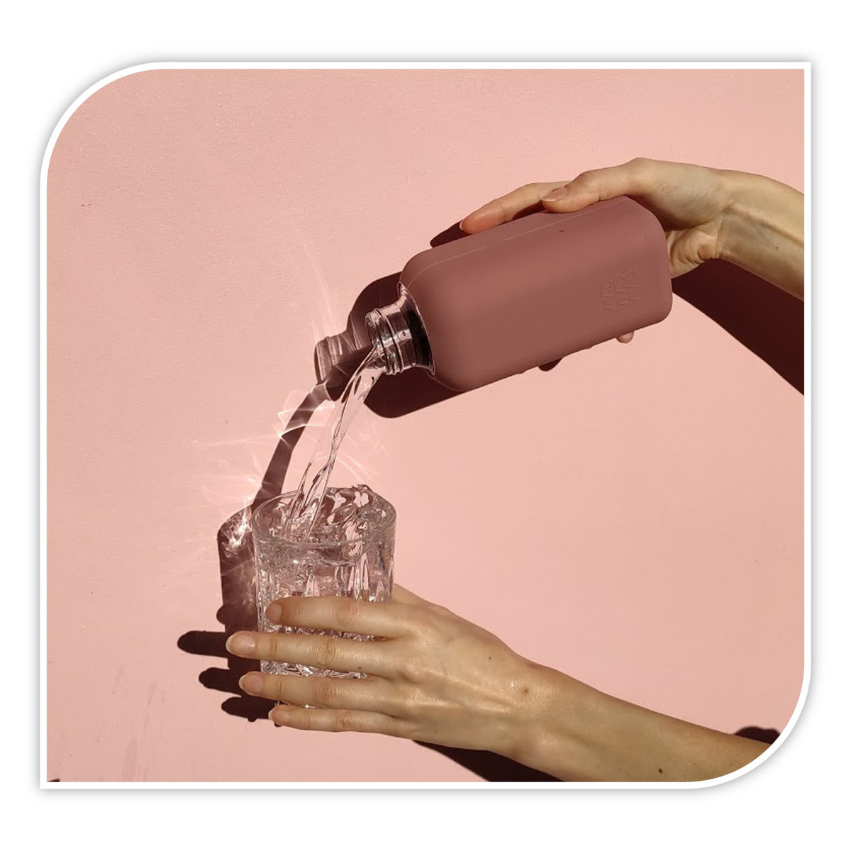 beVIVID Heroine – quadratische Glas-Trinkflasche