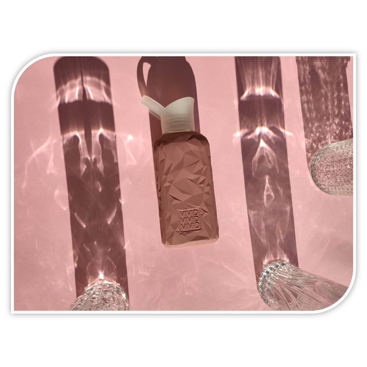 beVIVID Heroine – quadratische Glas-Trinkflasche